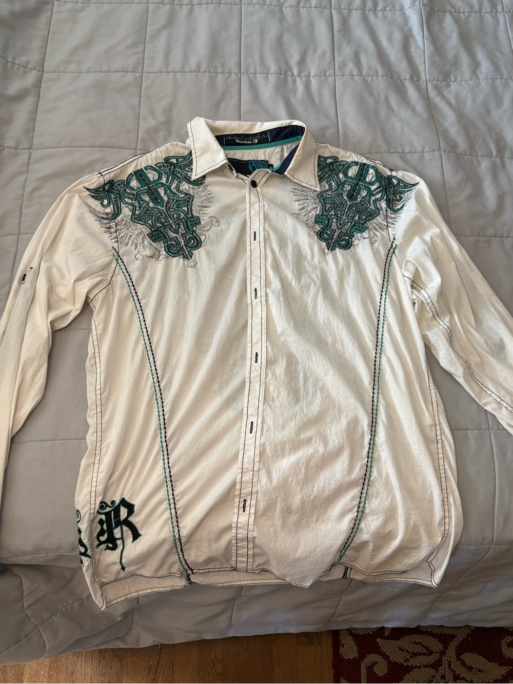 Buckle White Long-Sleeve Button-Down Shirt with Green Embroidery
